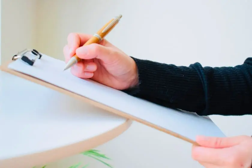 バインダーにメモをとる様子