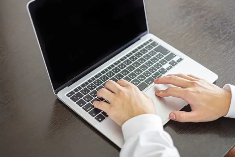 パソコンを打っている様子